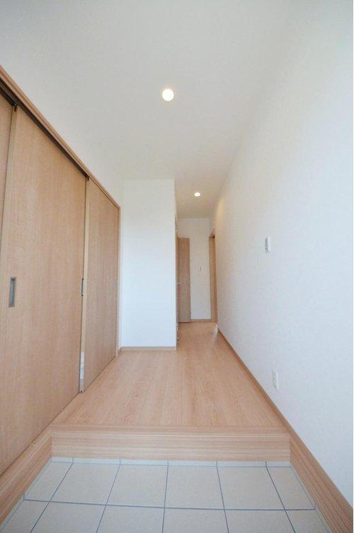 亀山2丁目の玄関|玄関には大容量のシューズボックス有。玄関周りの収納スペースもしっかり確保されています。