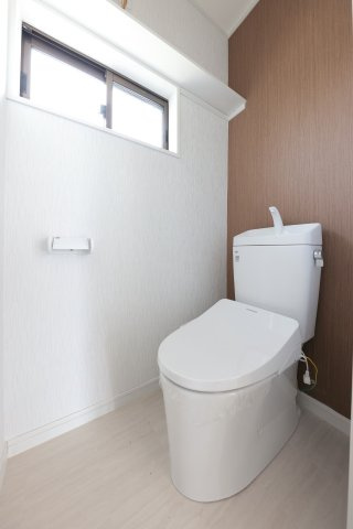 高崎市浜川町　中古住宅【内装リフォーム済・弊社売主】のトイレ|落ち着いたトイレです