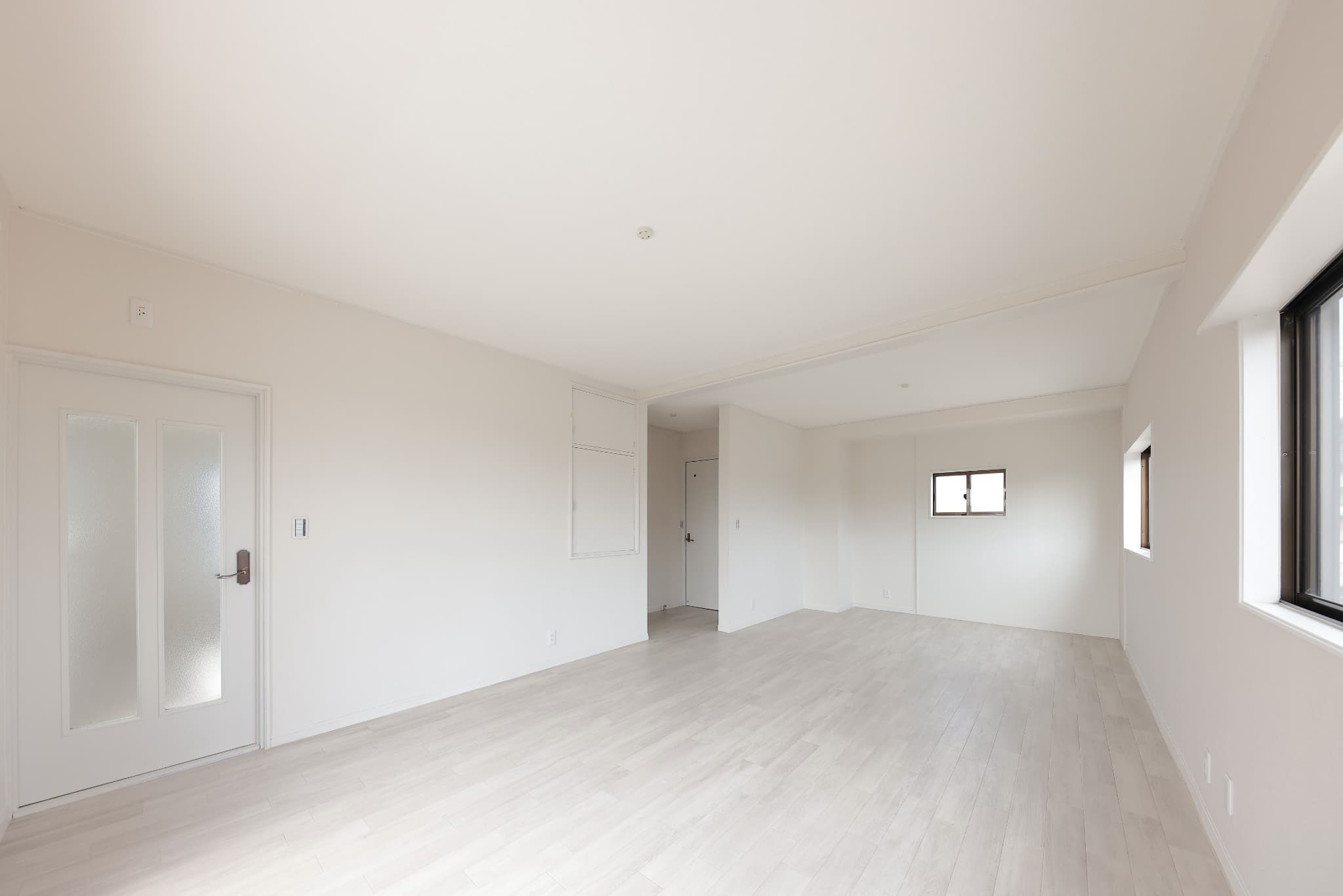 高崎市浜川町　中古住宅【内装リフォーム済・弊社売主】の居間・リビング|おしゃれな居間です（2階）
