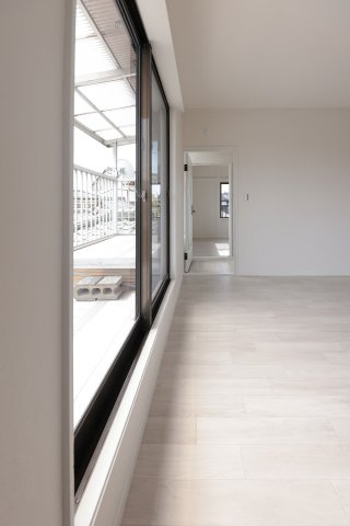 高崎市浜川町　中古住宅【内装リフォーム済・弊社売主】の居間・リビング|居間です