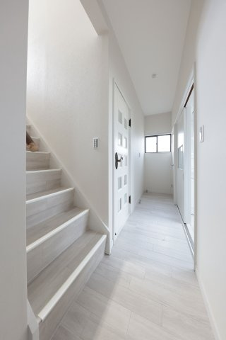 高崎市浜川町　中古住宅【内装リフォーム済・弊社売主】の内装|明るい色調の室内です