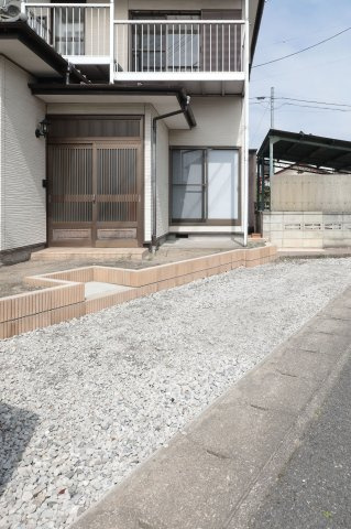 高崎市浜川町　中古住宅【内装リフォーム済・弊社売主】の駐車場|カースペースは1台分です。追加分は近隣駐車場の空きがあります。