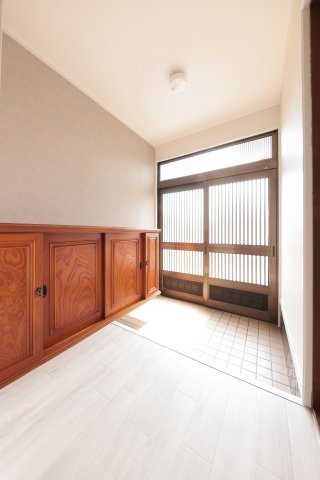 高崎市浜川町　中古住宅【内装リフォーム済・弊社売主】の玄関|収納もある玄関です