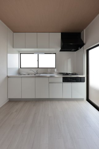 高崎市浜川町　中古住宅【内装リフォーム済・弊社売主】のキッチン|コンパクトなキッチンで掃除もラクラク