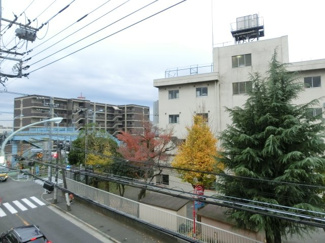 【周辺】 | バス停すぐそばで便利です。
