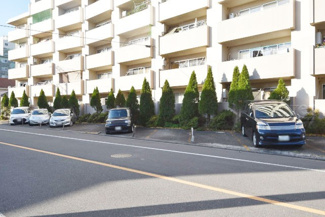【駐車場】 | マンションの駐車場スペース。空きの有無や駐車料金、サイズ規定などについては、改めてお問い合わせください。～即日のご見学可能～　お問合せはお気軽にどうぞ。