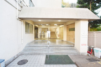 【エントランス】 | お客様を、そして住人を出迎えてくれるマンションのエントランス。ゴミが落ちていないことからも、管理状態の良さや住民の節度の高さが見て取れます。～即日のご見学可能～　お問合せはお気軽にどうぞ。