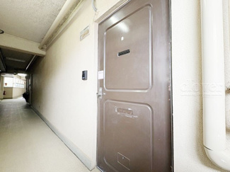 【その他共用部分】 | 皆様をお迎えする、お部屋の玄関ドア。開けやすさや開放角度、ドアノブの操作しやすさや鍵の形状などを、現地で一度ご確認ください。～即日のご見学可能～　お問合せはお気軽にどうぞ。