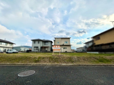 【外観】 | 木津川市加茂町里宇留志　建築条件付き　土地 | 間口約12ｍですので、駐車スペースをしっかり確保できますね。