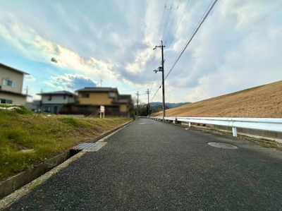 【前面道路含む現地写真】 | 木津川市加茂町里宇留志　建築条件付き　土地 | 最寄り駅は、JR『加茂駅』徒歩10分です。