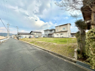 【外観】 | 木津川市加茂町里宇留志　建築条件付き　土地 | 北西側に堤防、北東側が駐車場になっており陽当り・風通し良好です。
北側には木津川が流れていて夏の暑い日も涼しい風が吹きそうですね(^^♪