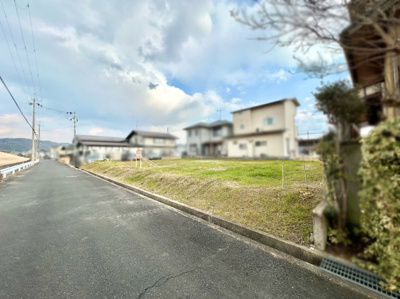 【外観】 | 木津川市加茂町里宇留志　建築条件付き　土地 | 北西側に堤防、北東側が駐車場になっており陽当り・風通し良好です。
北側には木津川が流れていて夏の暑い日も涼しい風が吹きそうですね(^^♪