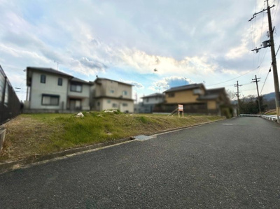【周辺】 | 木津川市加茂町里宇留志　建築条件付き　土地 | 銀行徒歩5分、コンビニ徒歩9分と近く生活便利地。10分圏内に買い物施設・金融機関があると助かりますね。
