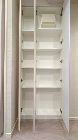 【収納】 | クリオ ラベルヴィ呉服町☆仲介手数料無料☆ | 限られた空間を最大限に活用できる機能的な収納設計。大型の荷物もスッキリ収まるため、居住スペースを広く、ゆとりを持って自由にお使いいただけます。
