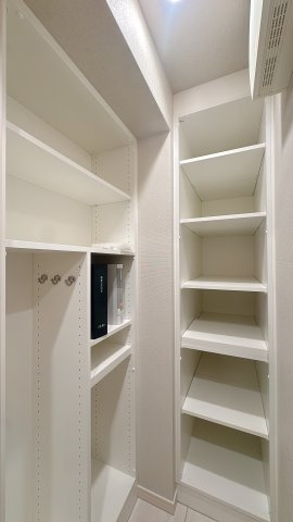【収納】 | クリオ ラベルヴィ呉服町☆仲介手数料無料☆ | 可動間仕切りは、ときに広く使ったり、区切って使ったりと選ぶ自由が持てるんです♪リビングと一体で使うともっと広々♪