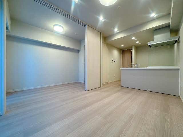 【居間・リビング】 | クリオ ラベルヴィ呉服町☆仲介手数料無料☆ | 空に映えるスタイリッシュなフォルムが印象的な高層マンション。13階部分からの素晴らしい眺望を予感させる、開放的なロケーションに位置しています。周辺の利便性と静穏な住環境を兼ね備えた、理想的な住まい。