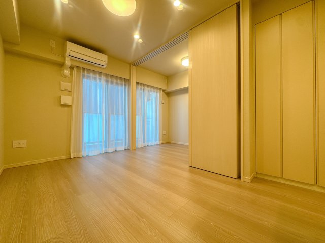 【居間・リビング】 | クリオ ラベルヴィ呉服町☆仲介手数料無料☆ | 13階部分ならではの抜けた眺望と、大きな窓から差し込む柔らかな光が心地よい空間です。休日の朝、家族でゆっくりと朝食を楽しむ時間が、何よりの贅沢に感じられるはず。