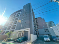 【外観】 | クリオ ラベルヴィ呉服町☆仲介手数料無料☆ | 【呉服町エリアの洗練された佇まい】  博多・天神を生活圏に収める、スタイリッシュな佇まい。2018年築の築浅ならではの美しさと、重厚感のあるエントランスが住まう方のステータスを誇らしく演出します。