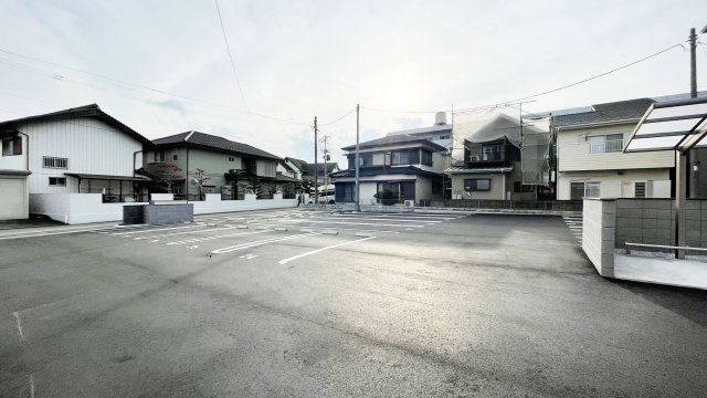 エムフルージュの駐車場