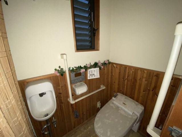 豊中市箕輪一丁目戸建のトイレ|トイレにも手すりついてます！　手洗い付き！