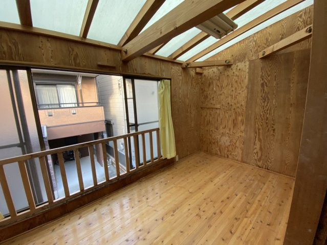 豊中市箕輪一丁目戸建の洋室|木と光に囲まれた明るくてきれいな空間です！