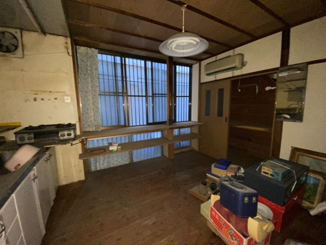 豊中市箕輪一丁目戸建のキッチン|キッチンには窓も収納もあります！家族の声が聞こえてきます！