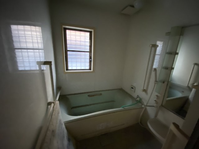 豊中市箕輪一丁目戸建の浴室|浴室には窓と手すりがついています！