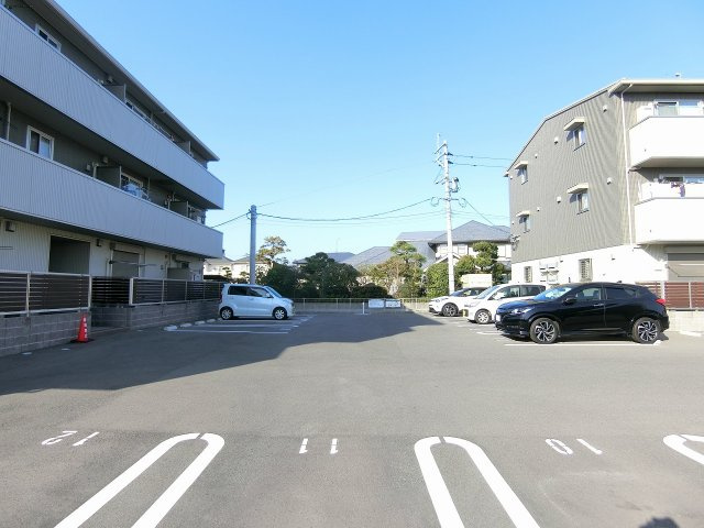 フロレゾンA棟の駐車場