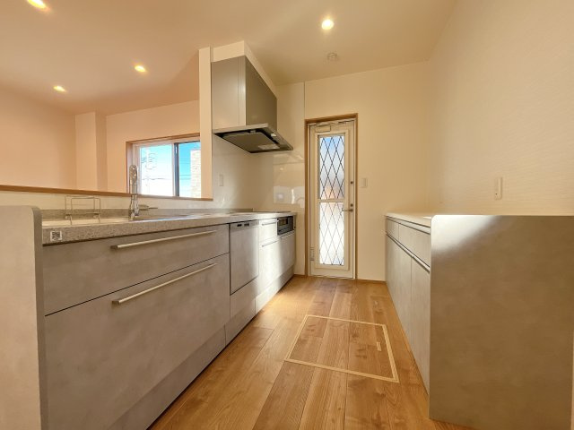 深谷市上柴町東3丁目　新築住宅のキッチン|カップボードも設置済