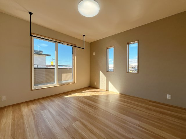 深谷市上柴町東3丁目　新築住宅の居間・リビング|アクセントクロスの２階洋室８帖に室内物干し・大容量ウォークインクローゼット！