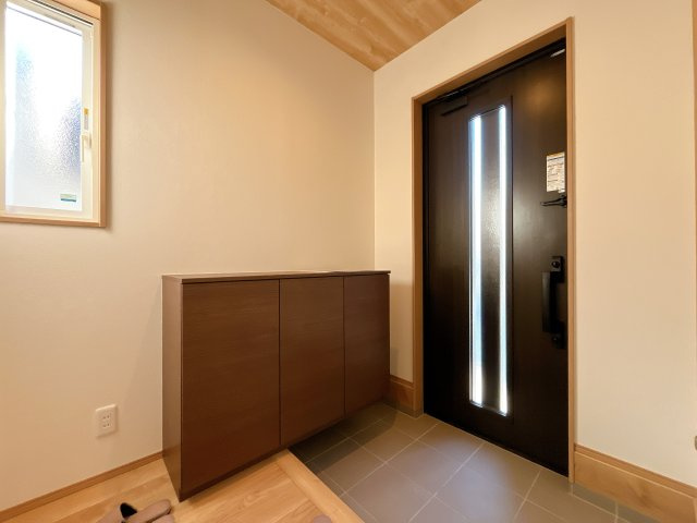 深谷市上柴町東3丁目　新築住宅の玄関|ガラススリットの入った玄関ドアは室内に光を届けてくれる大事な存在です。