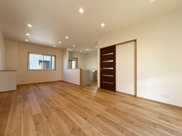 深谷市上柴町東3丁目　新築住宅の居間・リビング|広々リビング×対面キッチンで家族の会話も弾みます♪家族団らんの秘訣は間取りにあり☆夢のマイホームを一緒に叶えましょう！