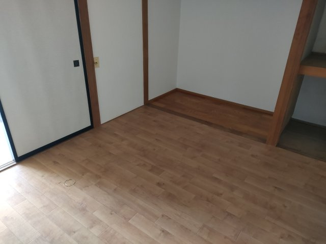 千曲市二棟一括アパートの洋室