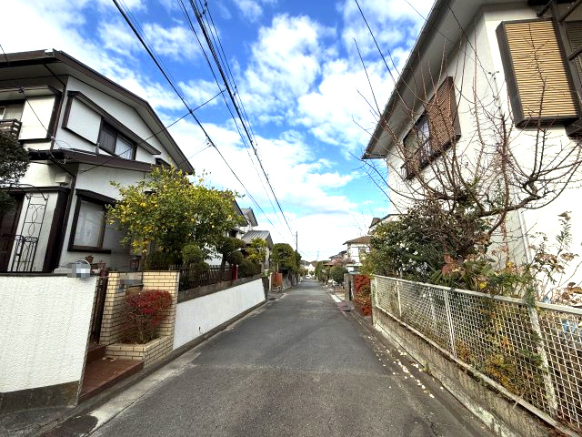 3SLDK　 駐車場2台駐車可の周辺|閑静な住宅街