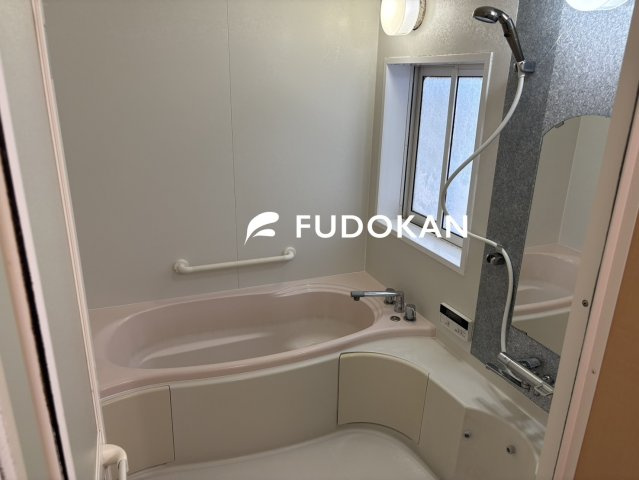 天童市柏木町一丁目の浴室|広々浴室は、ゆったりとくつろいで疲れを癒す空間です。足をのばして浴槽につかることができます。エコ給湯器からの自動湯張り機能や家事を助ける機能が沢山あります。