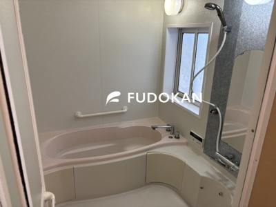 【浴室】 | 天童市柏木町一丁目 | 広々浴室は、ゆったりとくつろいで疲れを癒す空間です。足をのばして浴槽につかることができます。エコ給湯器からの自動湯張り機能や家事を助ける機能が沢山あります。