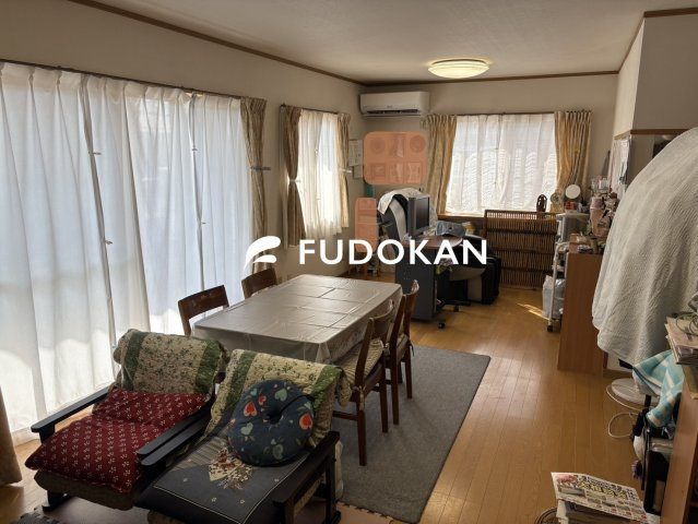 天童市柏木町一丁目の居間・リビング|リビングは広々です。家族の団欒の場として家庭を包みます。家具を置いてもゆとりのあるスペースはお子様が大きく成長されても自由の利く大きさです。
