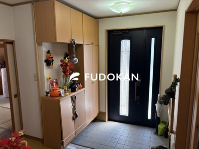 【玄関】 | 天童市柏木町一丁目 | 上下に棚を移動して高さを変えられることから自由が効き便利です。春夏秋冬が豊かな山形県では、必要な靴の種類が多いですからね。