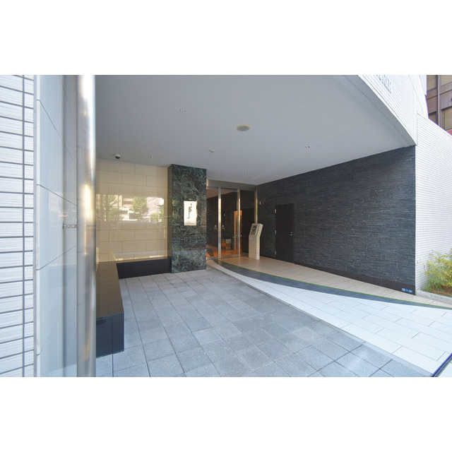 アドバンス江坂ラシュレのエントランス