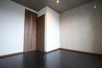 ダウンライトの照明でおしゃれな洋室