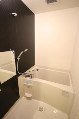 清潔感のある実用的なバスルーム