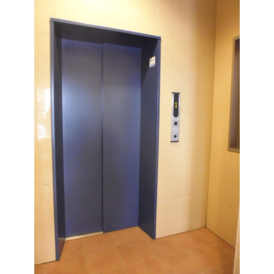 宏和ビルのロビー