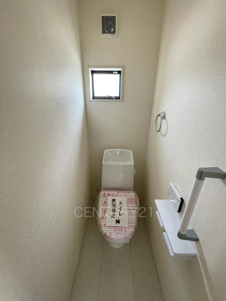 前橋市上増田町第3 1号棟のトイレ|１階トレイです。
温水シャワー洗浄機能付きです。
手摺り付きです。