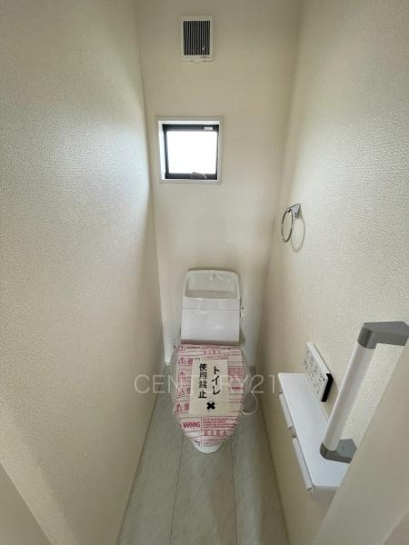 前橋市上増田町第3 1号棟のトイレ|２階トイレです。
温水シャワー洗浄機能付き。
手摺り付きです。