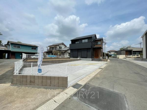 前橋市上増田町第3 1号棟の前面道路含む現地写真|並列駐車可能な駐車場スペースです。