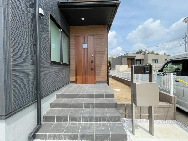前橋市上増田町第3 1号棟の玄関|スマートキー付きの玄関。
鍵を探すことなくドアの開閉が可能です。
郵便物を守る鍵付きポストです。
インターホンは録画機能付きで防犯面に優れます。