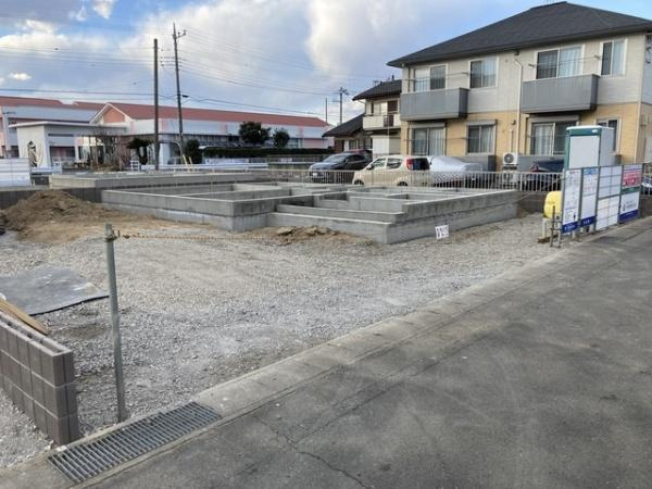 伊勢崎市田中島町 2号棟の前面道路含む現地写真