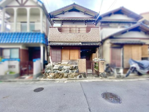 【外観】 | 南海高野線「初芝」駅が徒歩10分。通勤にも外出にもアクセス良好。家族でおでかけすることも増えそうですね♪