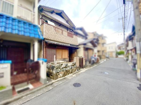 【前面道路含む現地写真】 | 低層の一戸建てを中心とした街並みが整然と続き、周辺は高い建物が建っていないので、採光や開放性に恵まれる環境です。