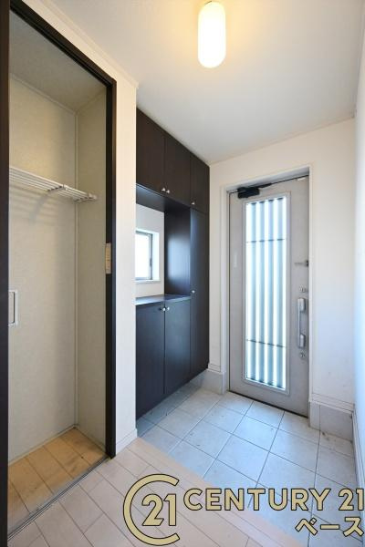 生駒郡斑鳩町龍田南５丁目の中古一戸建の玄関|■現地撮影写真■広くて明るい玄関！！